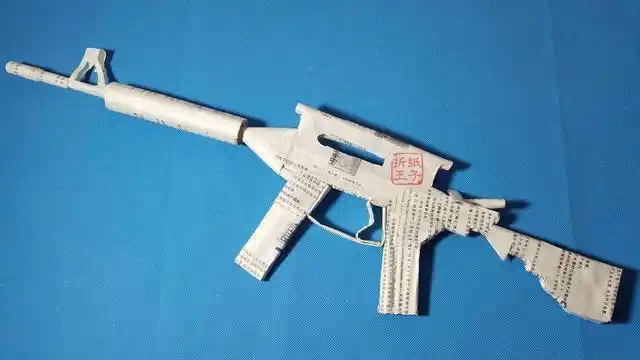 折纸王子教你折纸m4a1突击步枪7-7可发射子弹的纸枪视频教程