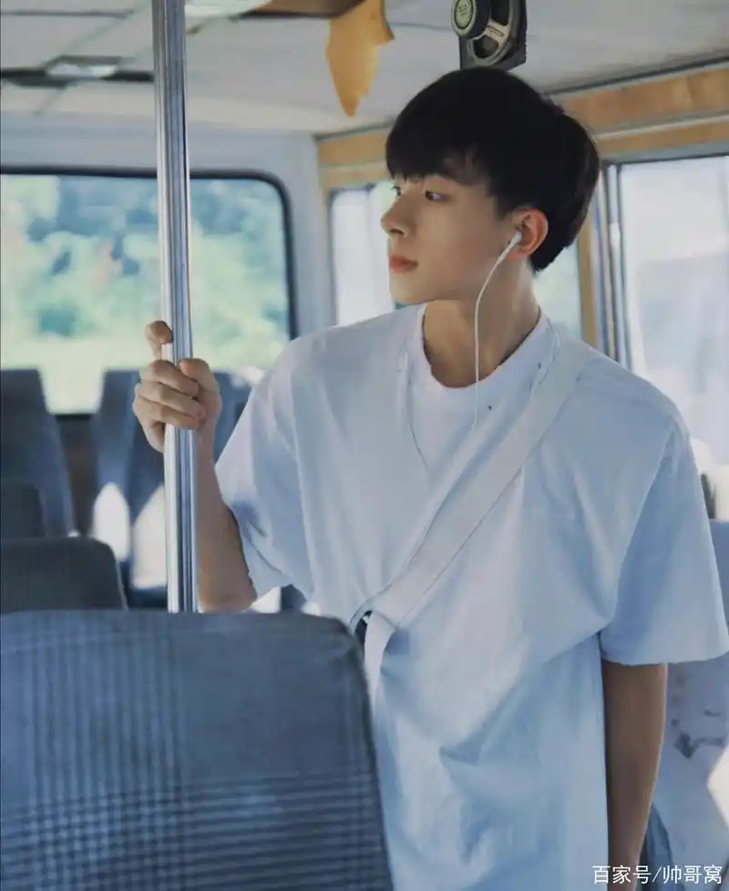 长相酷似"邓伦"的小奶狗,清爽阳光,侧颜简直就是少女"杀手"