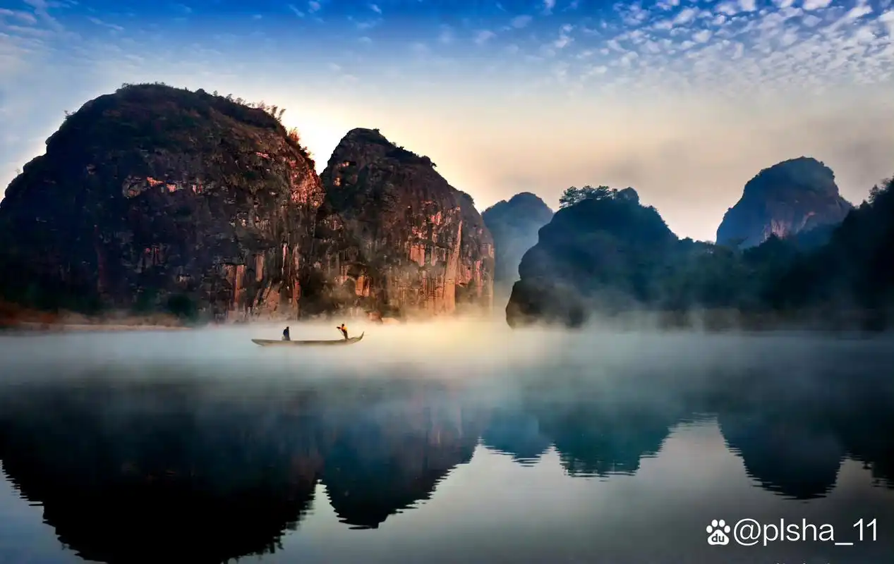 龙虎山位于江西省鹰潭市郊内,是中国道教发祥地之一,是一个道教圣地