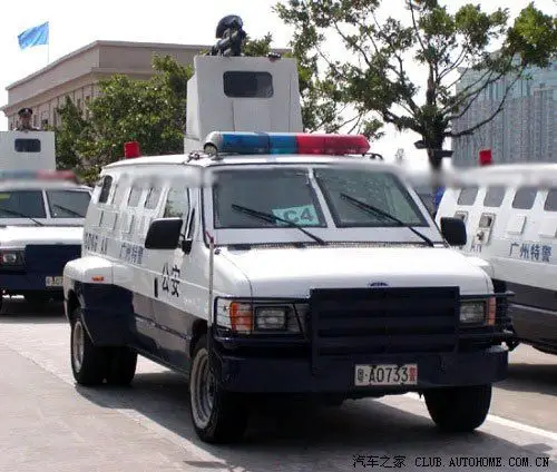 咱中国的警车也不比美国的差