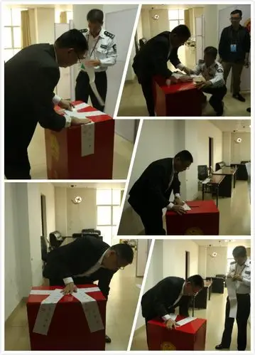 曾志明主任在选票箱上贴上封条,工作人员将选票箱送往办事处.