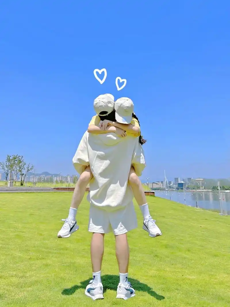 情侣公园草地拍照姿势🍃创意花式比心情侣照  🍃哈喽,大家好!