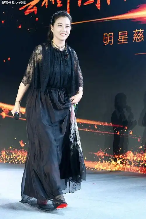原创53岁周海媚一点不显老!黑色蕾丝连衣裙优雅淑女,高马尾减龄温柔