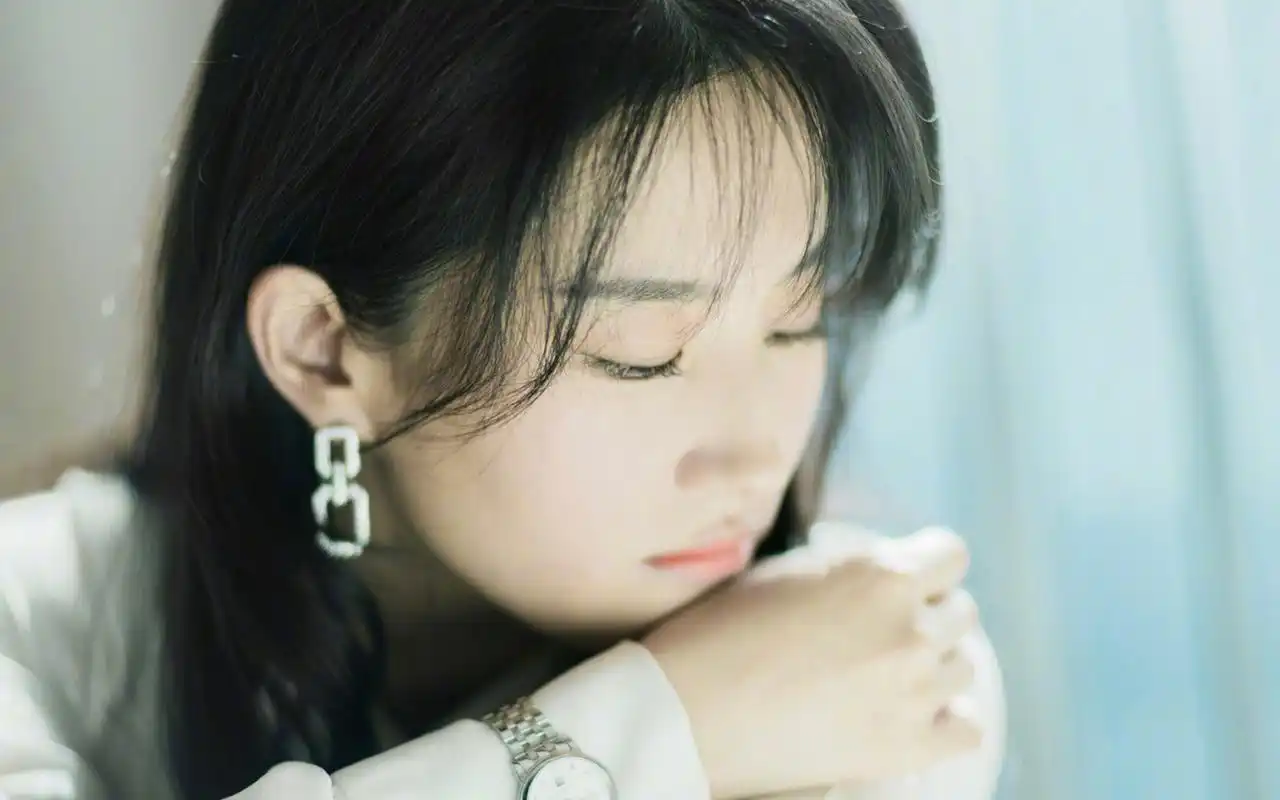 刘亦菲知性优雅高清桌面壁纸