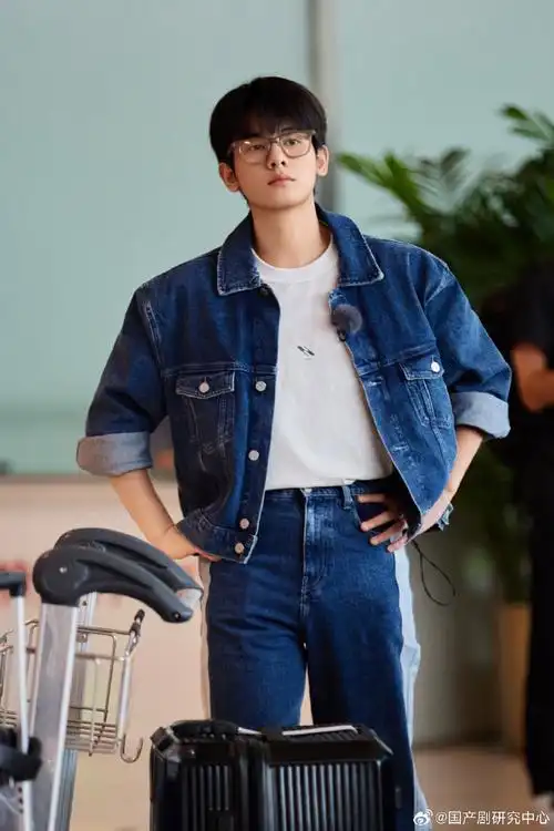 花少5成员介绍,只有胡先煦放的是童年照,稚嫩的样子反差太大了