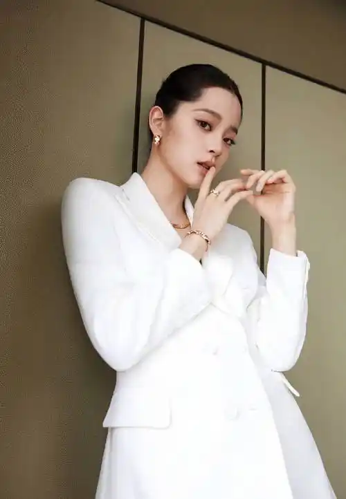 欧阳娜娜全新写真照,身穿白色西装,束发而立,很有格调-爱读书