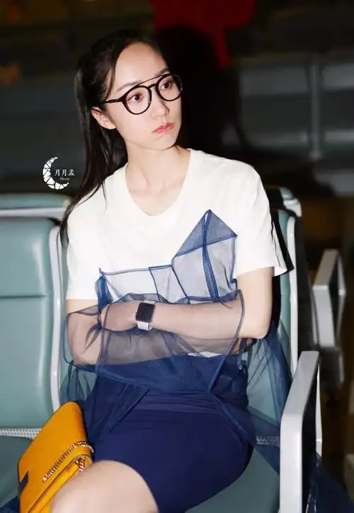 韩雪上海机场街拍阿拉蕾的黑框眼镜超减龄