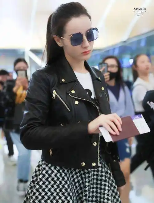 原创迪丽热巴机场装高冷看嘴唇才知道她早就绷不住了