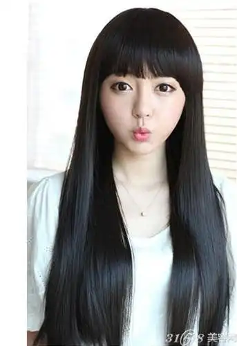 时尚看点:经典的这款黑色长发发型尽显女生迷人魅力,而那自然滑落的