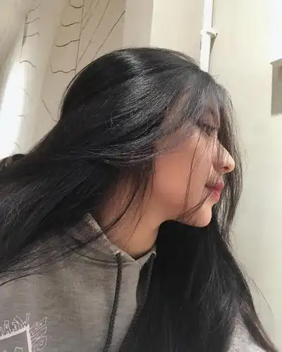 侧颜女神「靠高中绝美侧脸照」吸30万粉丝 再晒「枕头装挑战新照」被