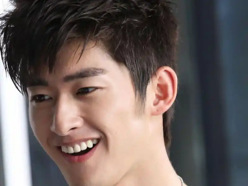 霸道总裁张翰在情场之中失意在事业上也是不尽人意