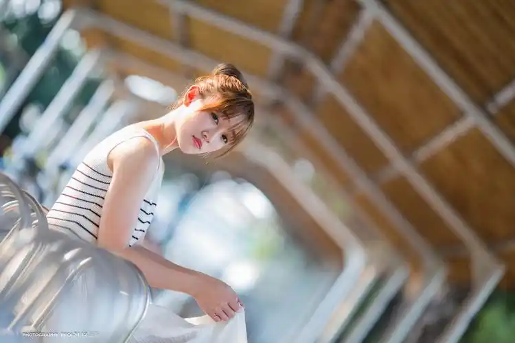 低胸爆乳的大眼睛美女巨乳翘臀喷血诱惑高清人体艺术图集