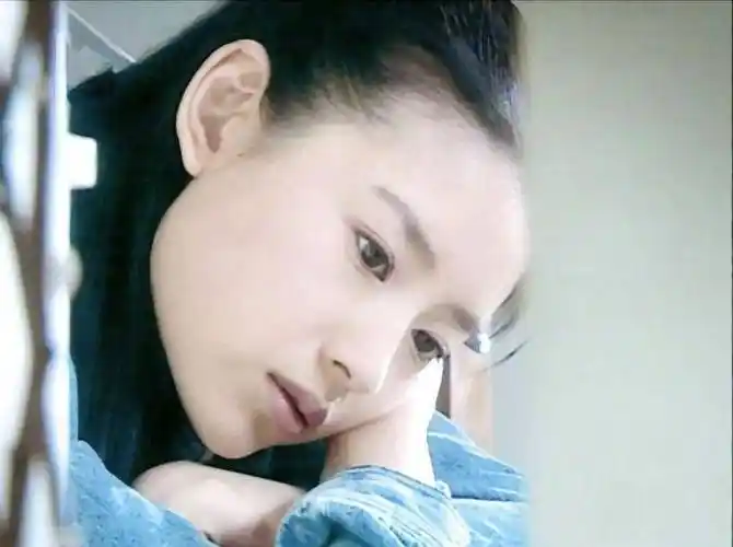 可以说董洁注定就是这个故事的女主角,明眸善睐,一双眼睛就写满了故事