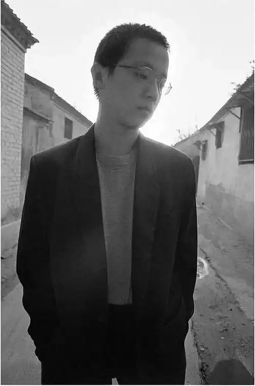 51岁窦唯近照曝光独自现身挺大肚身材臃肿脑门锃亮打扮接地气