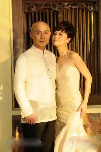 张卫健张茜大婚 戴劳力士豪华腕表显财力