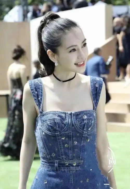 辣妈angelababy巴黎高订秀场造型一袭蓝色牛仔裙尽显少女苗条身材
