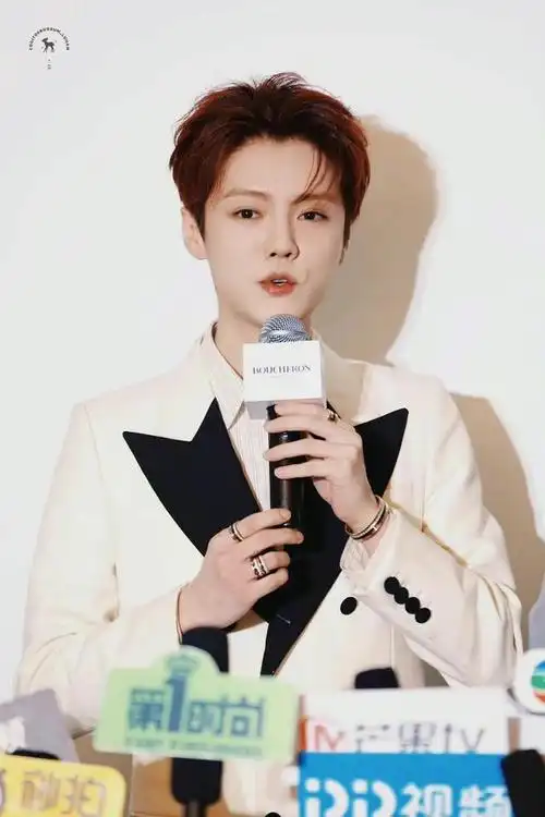 鹿晗红发生图火了!穿白色西装参加活动,脸发腮下轮廓线都没了