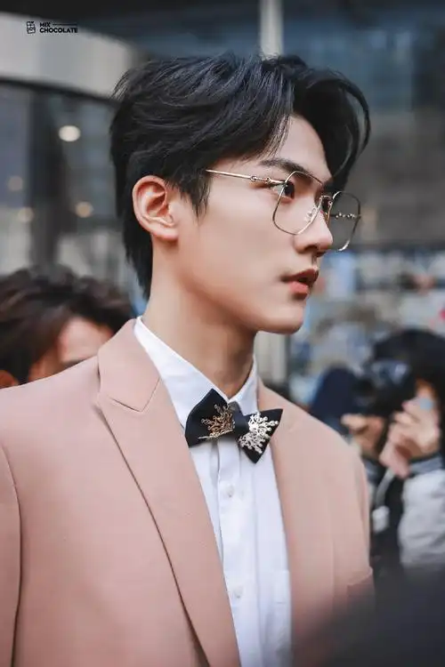 周柯宇粉色西装金丝眼镜黑色领结