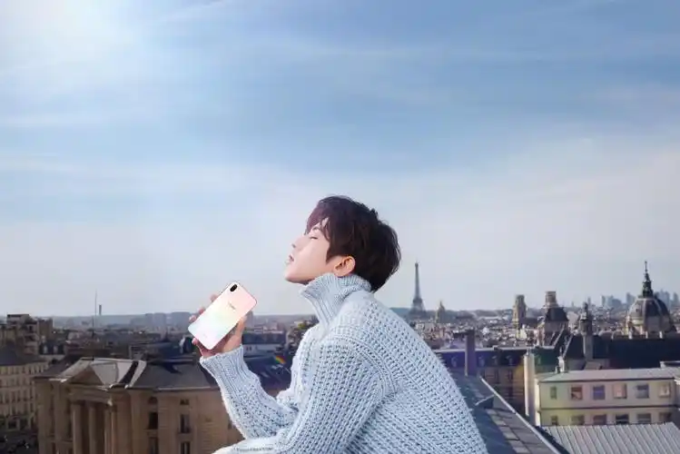 主题:@时尚芭莎:日光倾城的巴黎午后,少年@蔡徐坤 骑着单车穿过慵懒的