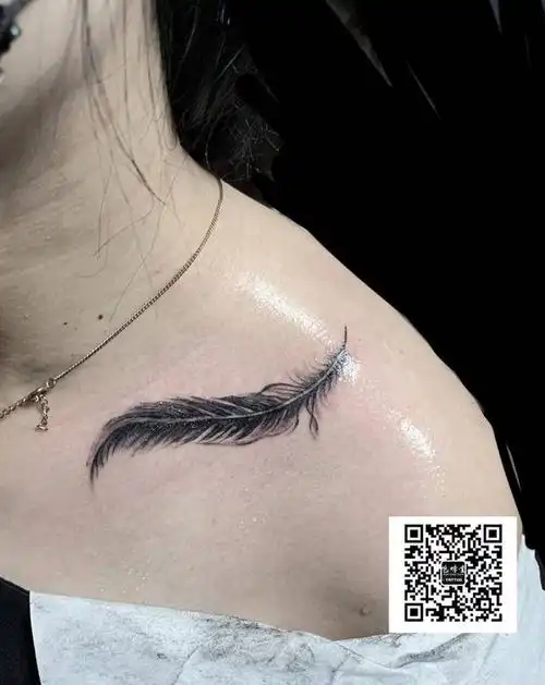 羽毛纹身图片_胸部纹身图案