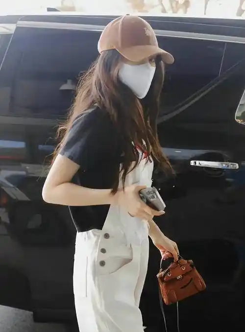 单身后的杨颖状态真不错,穿黑t搭背带裤时髦减龄,嫩回少女样