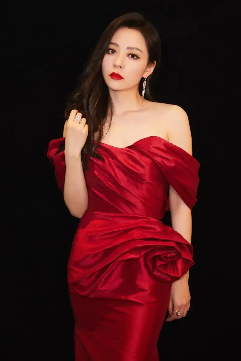 张靓颖高清写真美图:风姿绰约,魅力四射