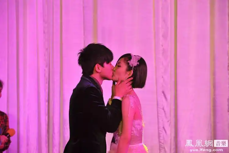 张杰谢娜婚礼晚宴大玩游戏秀真爱 咬苹果羡煞旁人