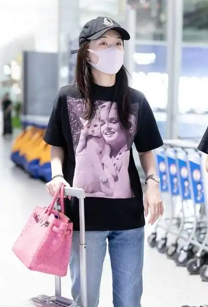 霍思燕又自信素颜走机场穿黑t恤配牛仔裤不化妆反而更年轻