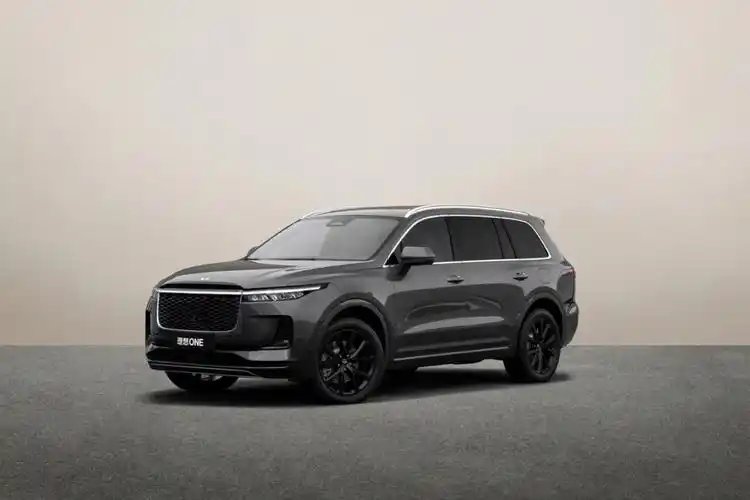 车型:理想one车漆:灰色金属漆轮毂:20英寸运动型黑色轮毂#理想one