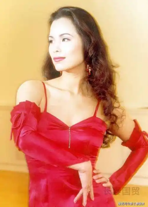 歌星韦唯素颜近照曝光隐退9年如今变成这样了