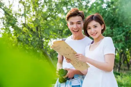 情侣照相快乐的年轻情侣照片