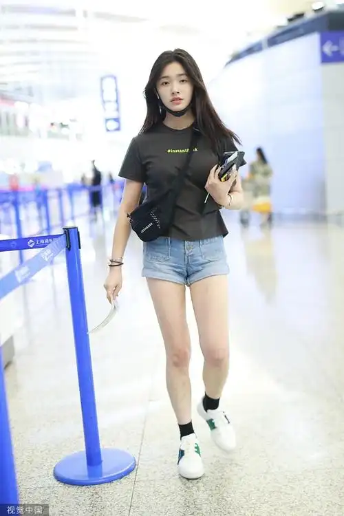 林允赶飞机变奔跑少女皮肤白皙美腿吸睛