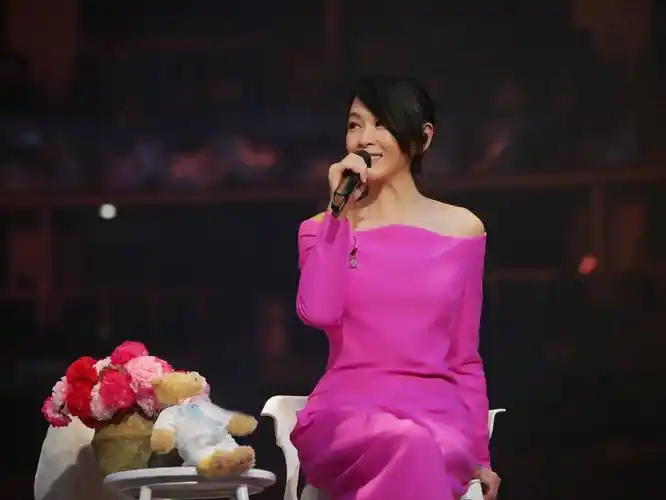 白色高定礼服"白色栀子花"以及另一套"粉红女郎"以全新造型惊艳亮相