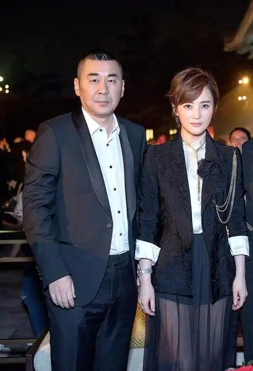 蒋勤勤在老公面前真敢穿,黑色西装配薄纱半身裙,隐约秀出豆腐腿