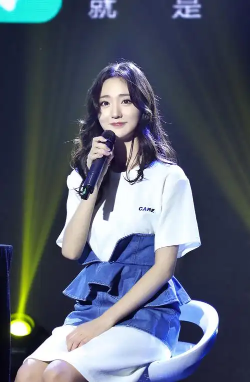 在《创造101》中,王莫涵凭借青春靓丽的外表,出色的舞台表现,迅速引起