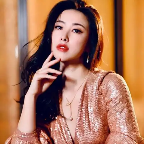 埃尔坎当着镜头的面直接吻向了朱珠,两人也一同见证了尤文图斯成功