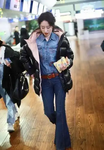刘敏涛现身机场,穿牛仔装显年轻,43岁依旧魅力十足