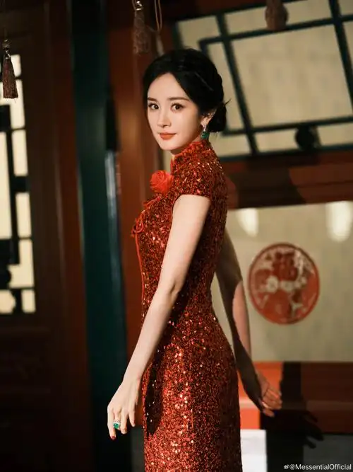 杨幂身着m essential 特别定制霞光绣布旗袍,亮相央视#春晚#献唱盖