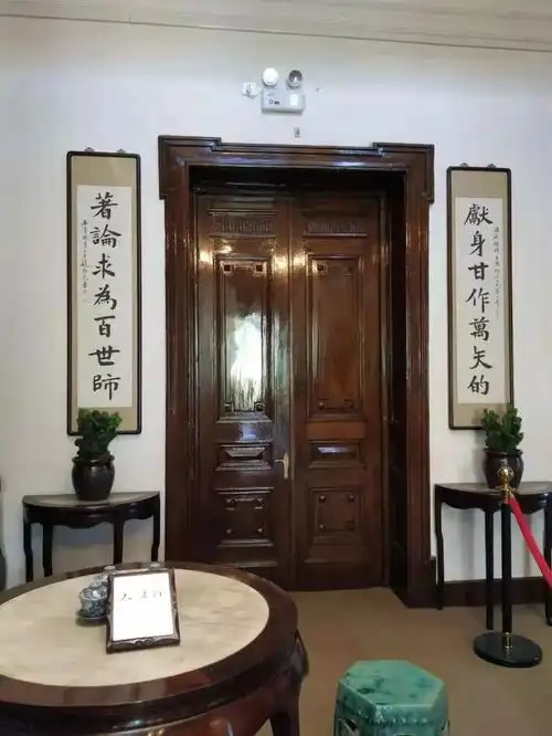 这是天津梁启超故居饮冰室中的一副对联.