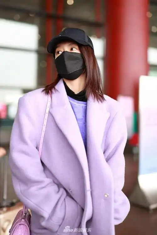 组图:李沁穿香芋紫大衣甜美治愈 斜挎小粉包美回青春少女样儿