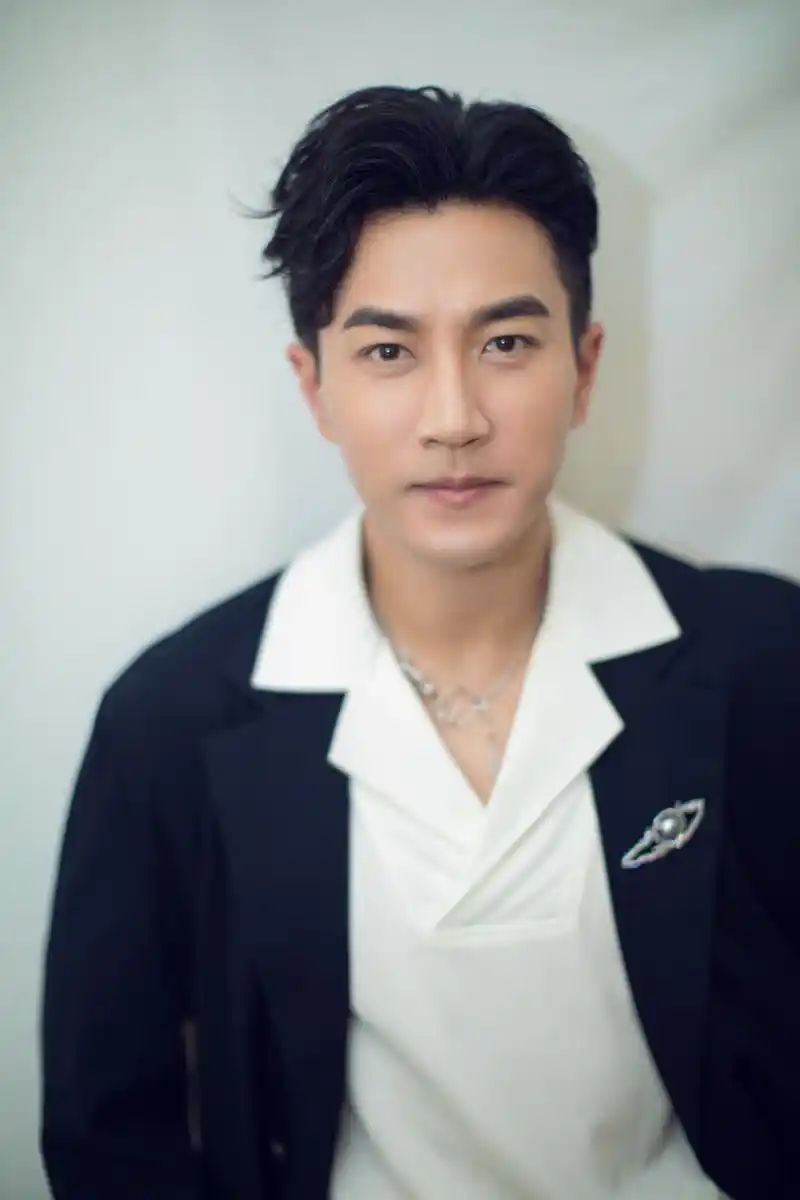 刘恺威  刘恺威跨界歌王 本周是随性儒雅的黑白配,用温柔的眼神和暖