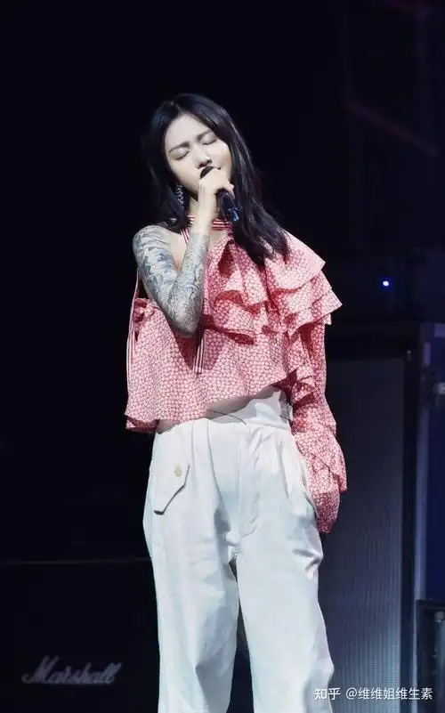 还要的话抖音同名)熟悉谭维维的人都知道,她是一个有着很多纹身的美女