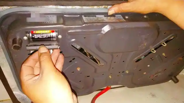 这种情况最常见的原因就是:电池正负极放反或者是燃气灶电池没电.