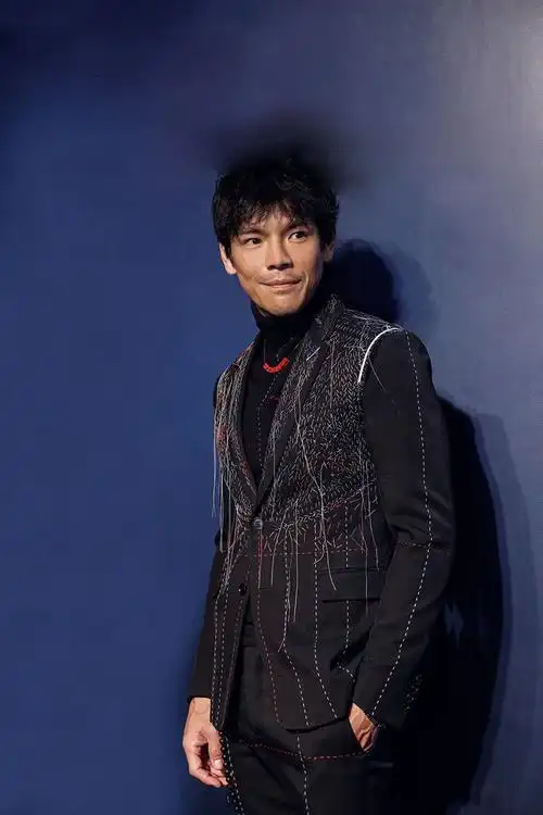 组图:向佐亮相某品牌活动 亲涂口红男友力max