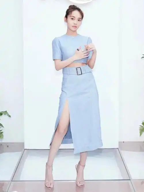 张佳宁化着精美的妆容修饰着脸部的轮廓更加精美立体,她有着一头黄色