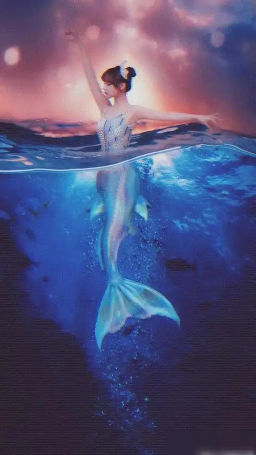 印象中蓝色美人鱼比较常见,黑色的还是挺罕见的,昆凌这身纯黑色美人鱼