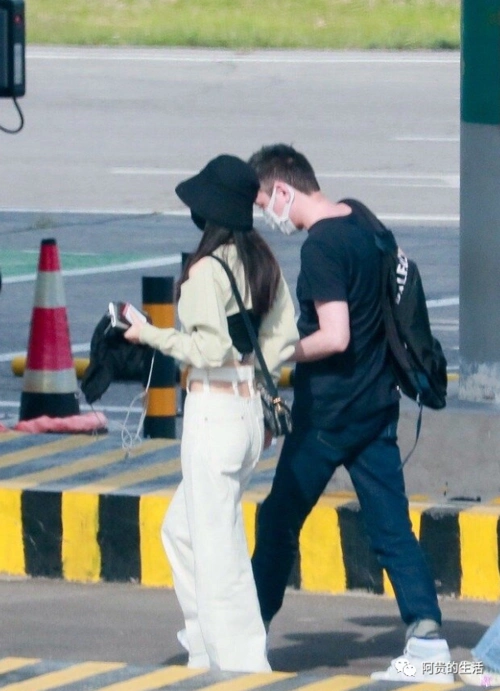 有种感情叫赵丽颖冯绍峰机场同框穿衣一个夏天一个冬天