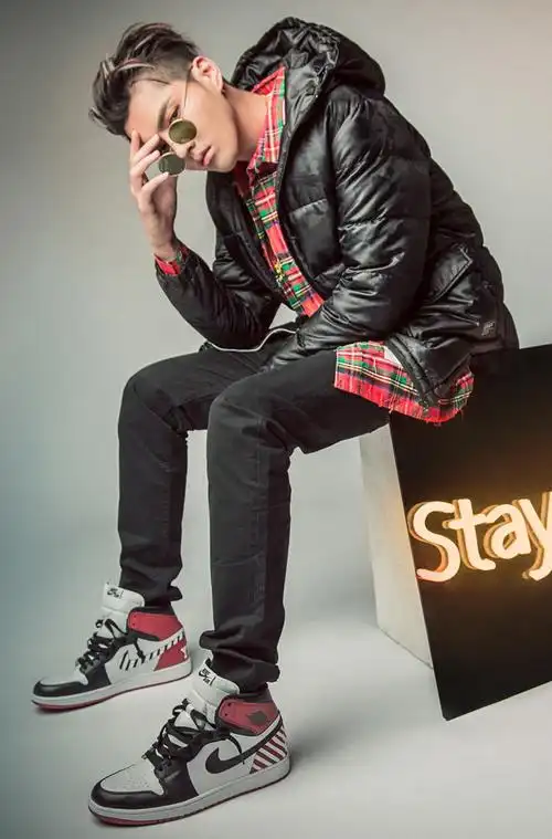 [吴亦凡][分享]170816 yifan和1106刻在鞋上 亦凡老师的这双aj有点难