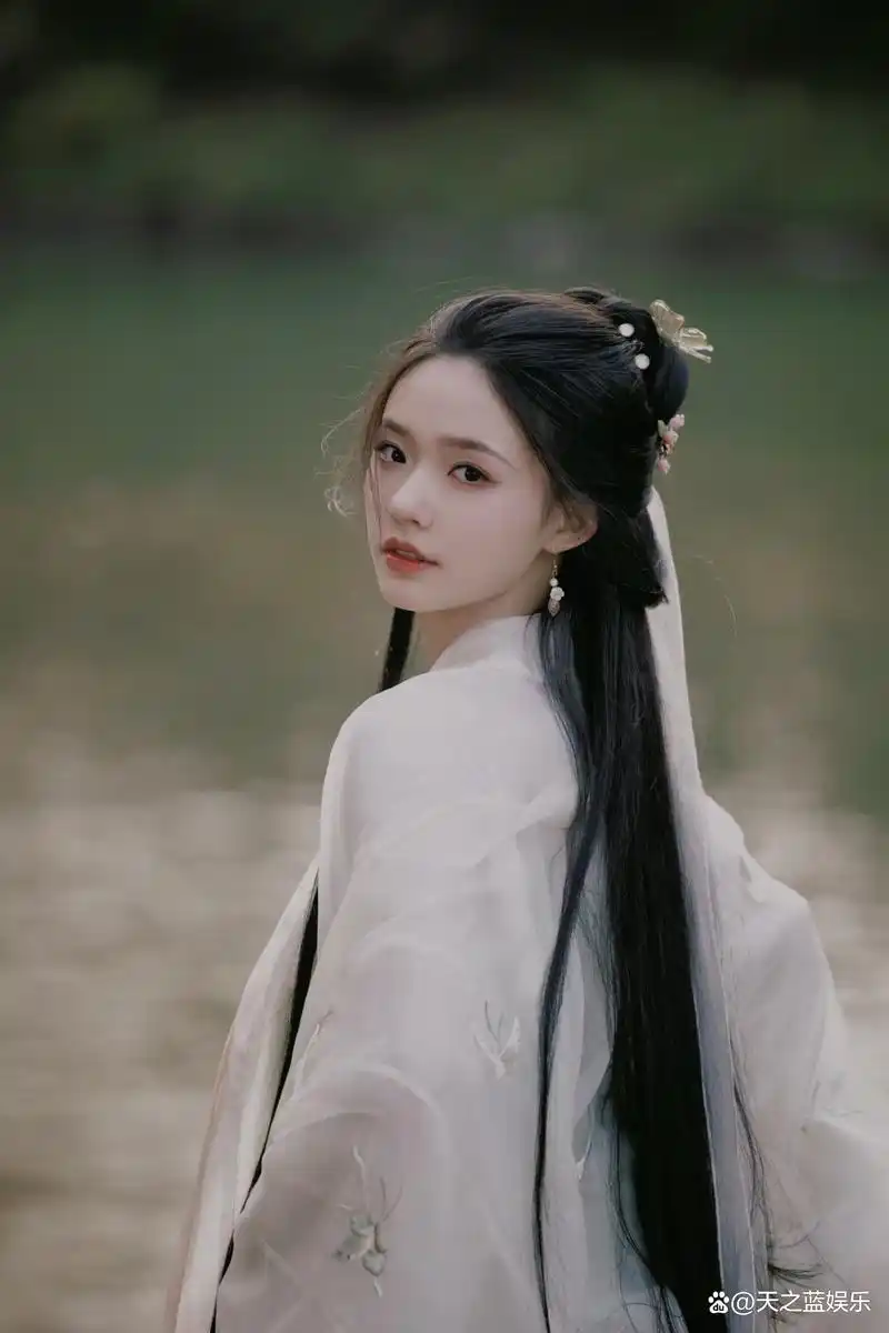 林允美照曝光,白纱古装仙气十足,手撑油纸伞清冷又迷人