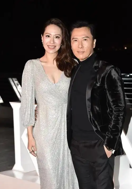 甄子丹妻子美得挺大方骨架有点宽但模特身材仍在穿透视裙好美